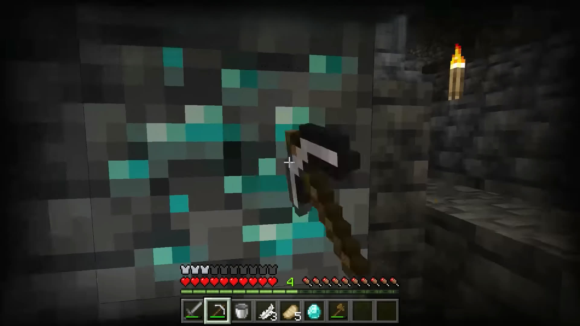 שחקן כורה יהלומים במערה ב-Minecraft